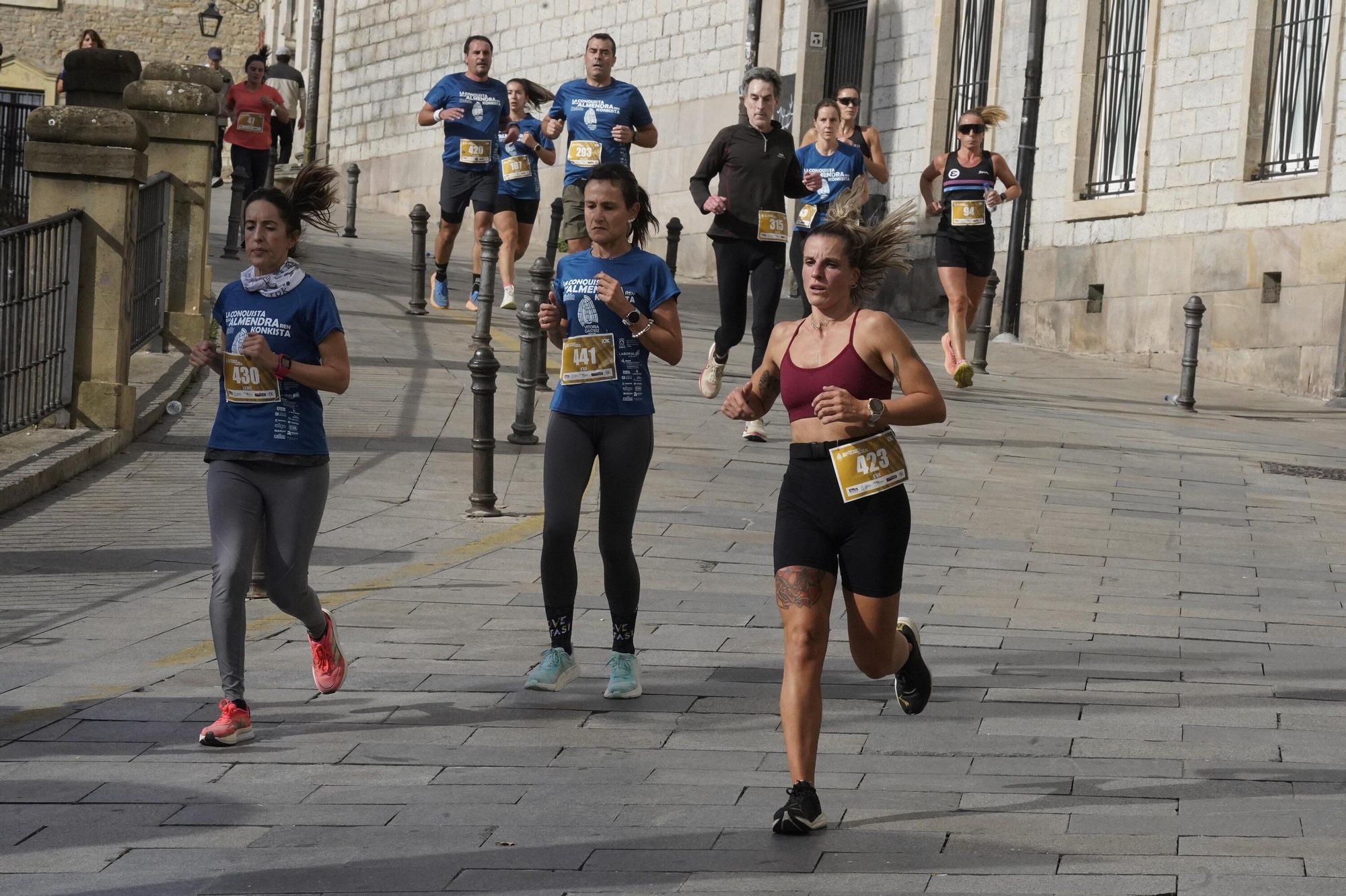 En imágenes: Miles de personas conquistan la Almendra de Gasteiz