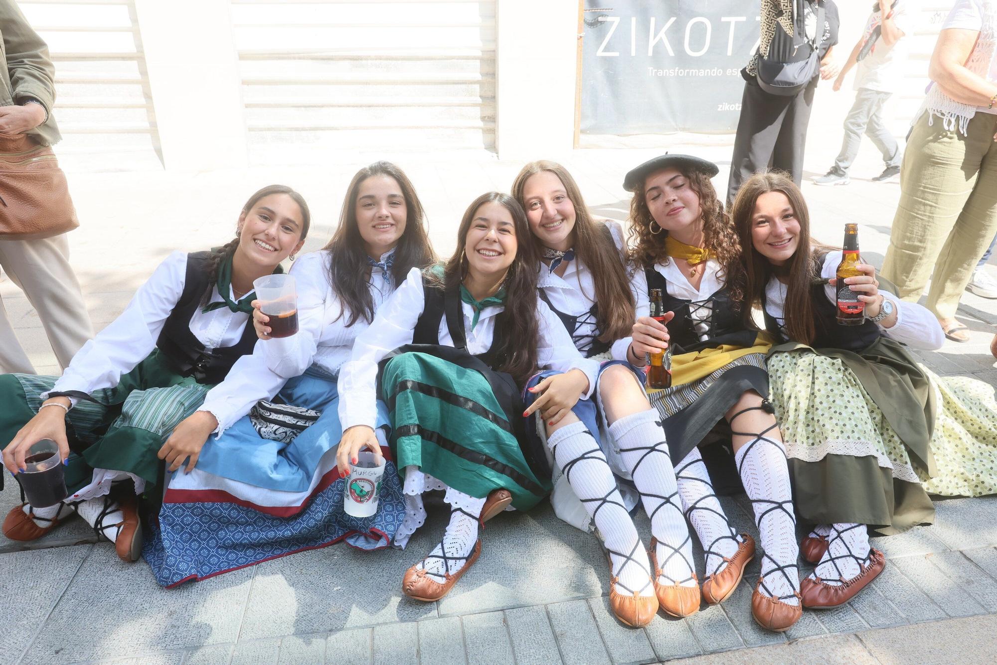 En imágenes: Blusas y neskas desfilan en una kalejira por Santiago