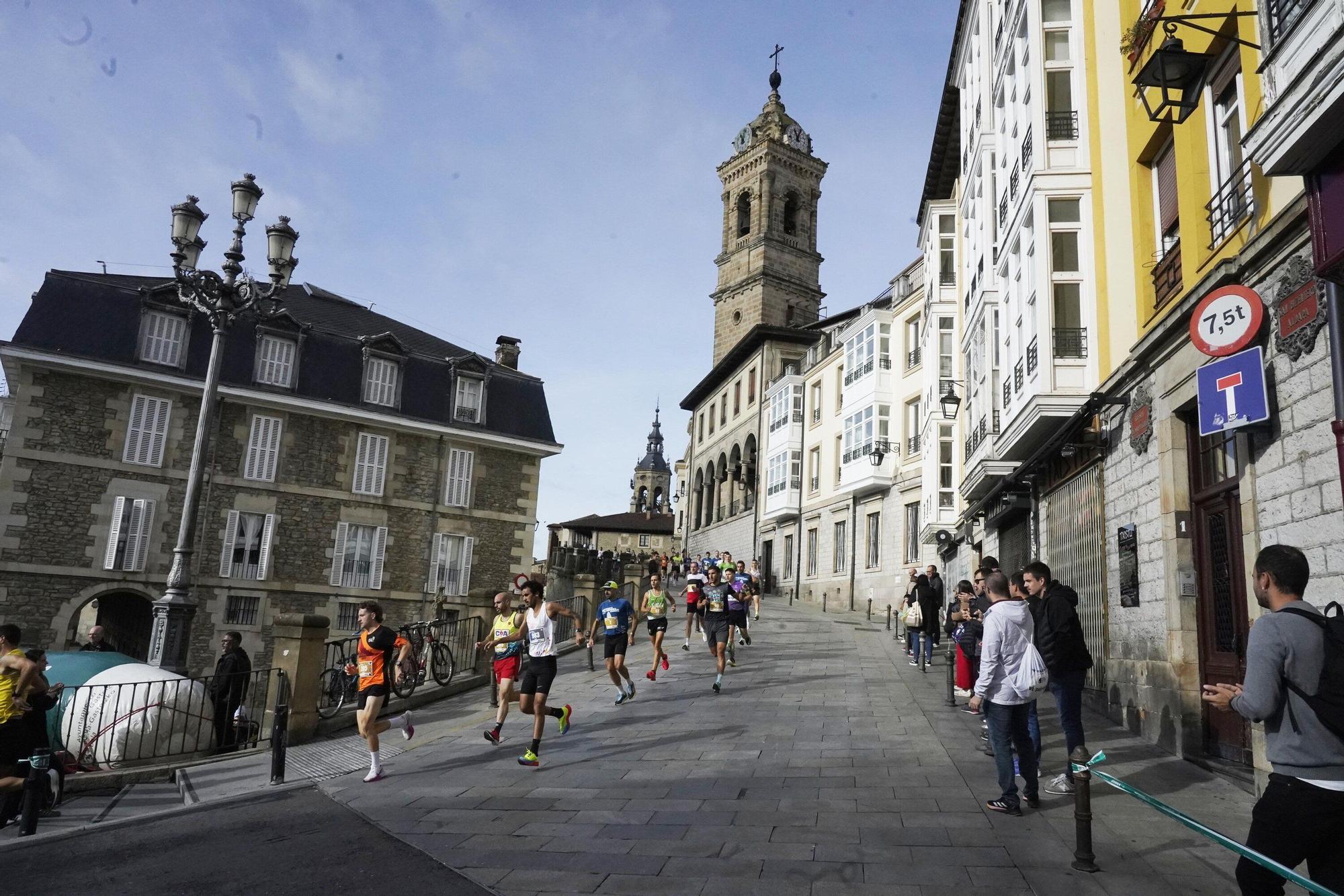 En imágenes: Miles de personas conquistan la Almendra de Gasteiz