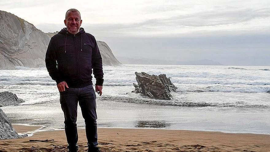 Iker Saenz de Zaitegi, guitarrista del grupo Kokein, en la playa de Itzurun.  | FOTO: PEDRO AMUNDARAIN