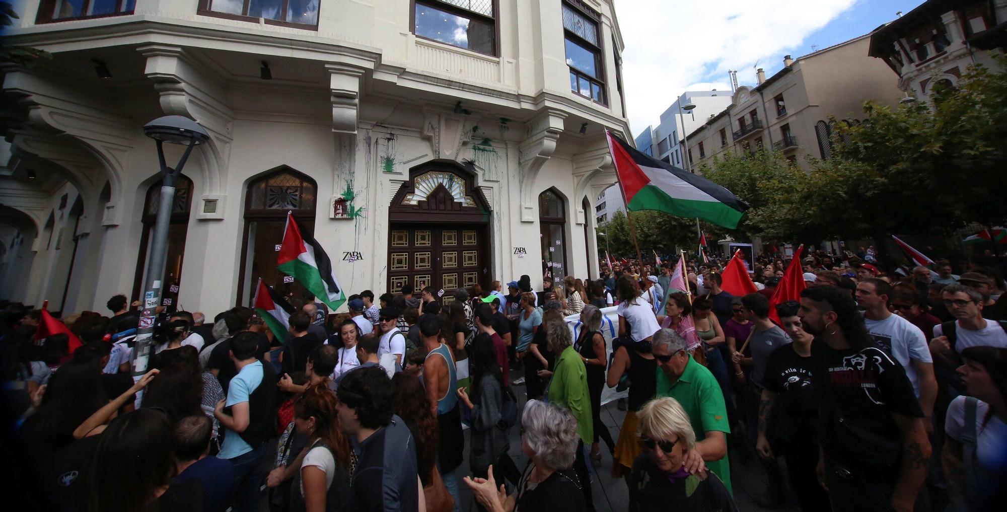 Fotos de la concentración en apoyo a Palestina en Pamplona este sábado