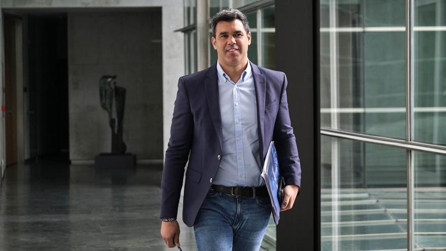 Javier García (PPN) se aferra al cargo tras falsear su currículum y se niega a responder a los periodistas