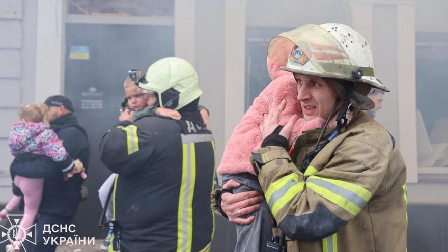 Rusia ataca con drones una guardería llena de niños en Járkov