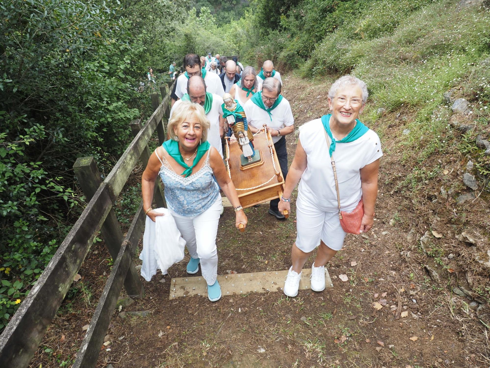 Fiesta en verde y blanco en la ermita de Santa Ana de Mendaro