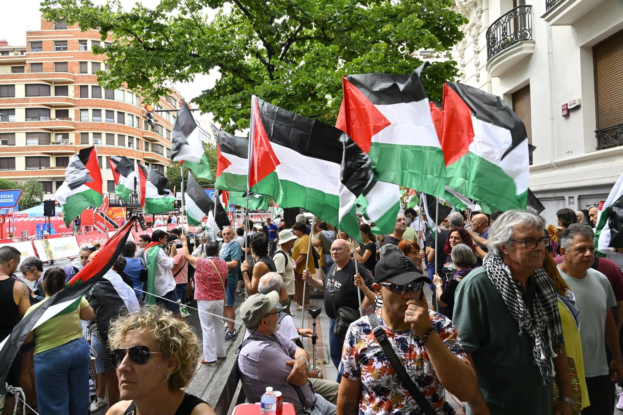 En imágenes: protesta contra el Israel al paso de la La Vuelta por Bilbao
