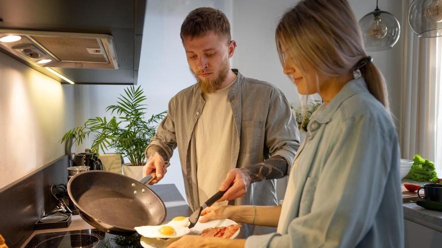 Adiós a la falta de espacio: el hueco secreto de tu cocina donde guardar cazuelas, sartenes o comida