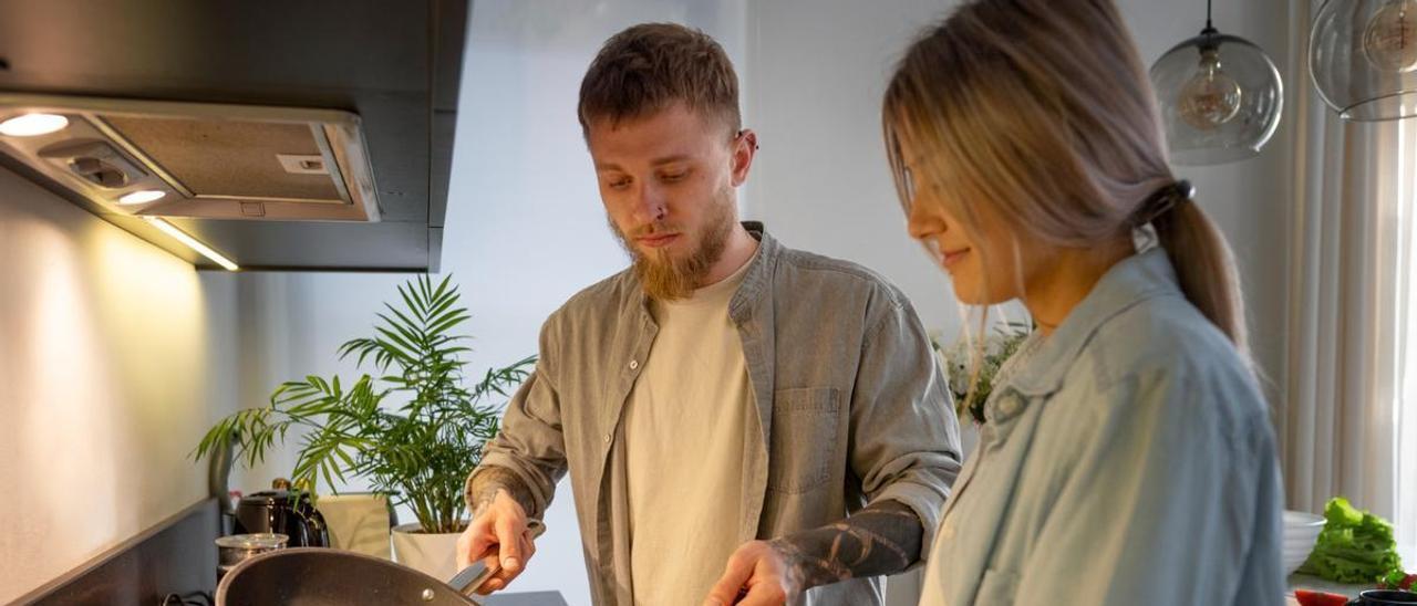 Adiós a la falta de espacio: el hueco secreto de tu cocina donde guardar cazuelas, sartenes o comida