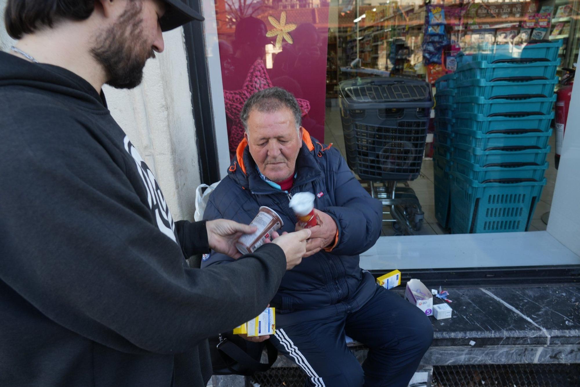 En imágenes: El gesto admirable de una lectora con un sin techo