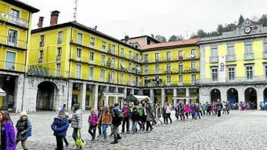 Niños y niñas saliendo del Topic