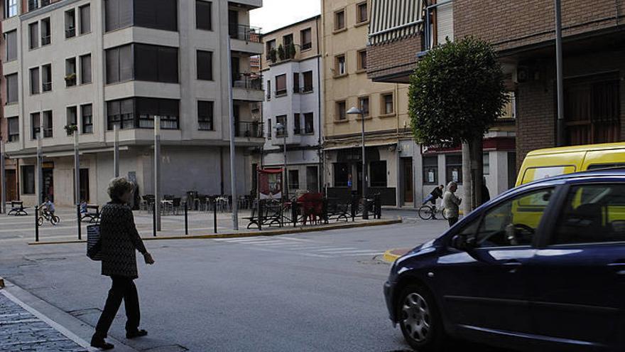 Una vecina cruza junto a la plaza de los Fueros.