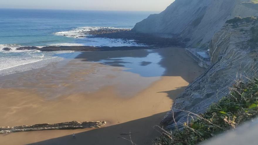 Hallan el cadáver de una mujer en la playa en Zumaia