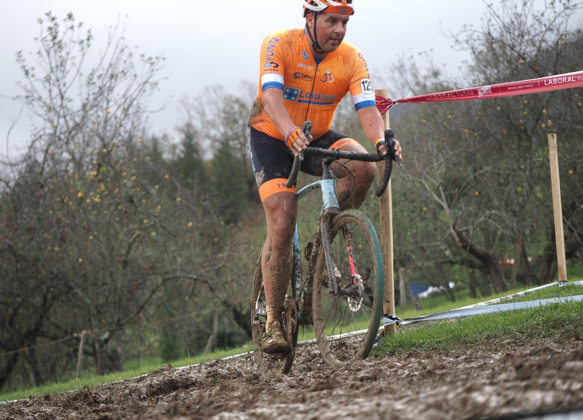 El barro se sumó al espectáculo de ciclocross en Elgoibar