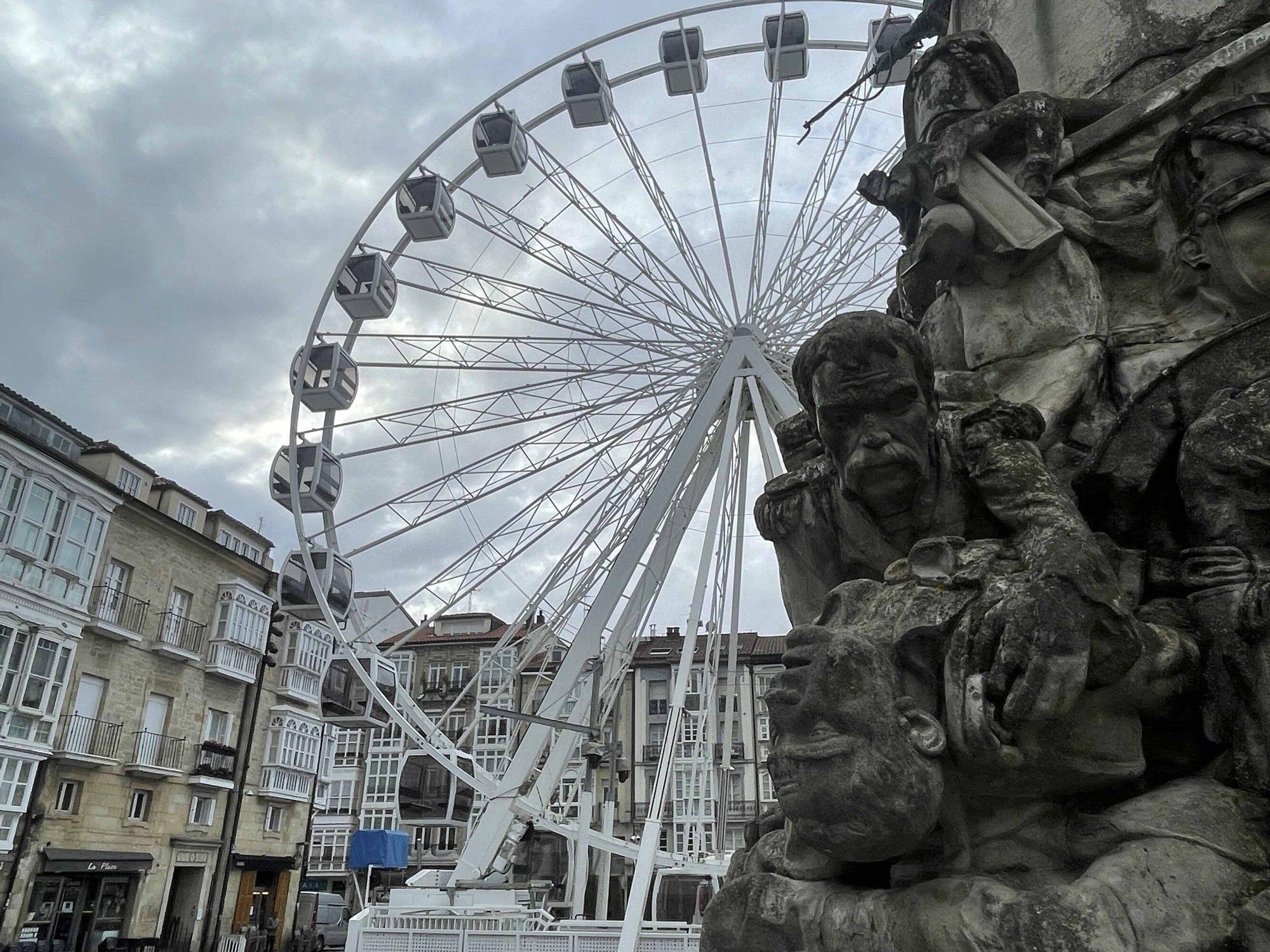 Una noria gigante en la plza de la Virgen Blanca es el principal reclamos navideño de este año en Vitoria