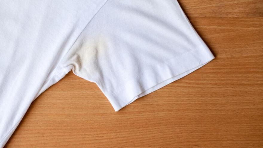 Despídete de las manchas de desodorante: el método casero para una ropa limpia