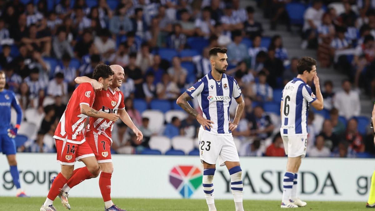 Camello e isi celebran ante Brais y Aritz uno de los goles del Rayo en Anoeta, en la pasada Liga (1-2).