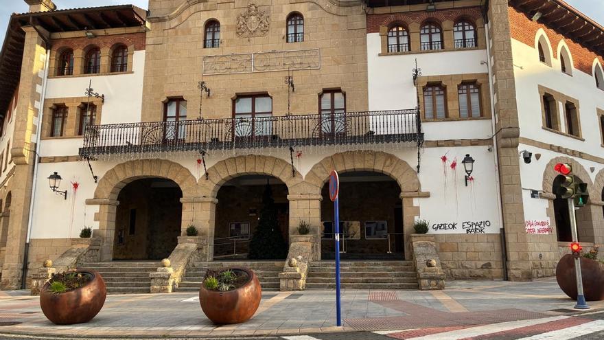 Mungia condena las pintadas en la fachada de la casa consistorial