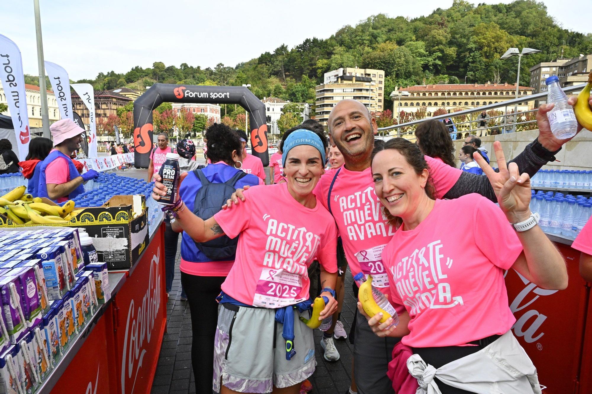 En imágenes: los paraguas tiñen la marea rosa de Bilbao