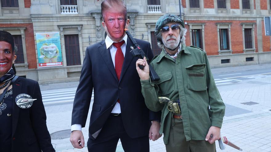 ‘Así tratan al planeta, a golpes’: activistas denuncian en Pamplona la inacción climática