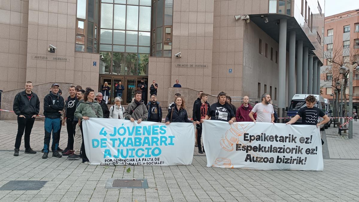 Imagen de la concentración previa a la entrada de los cuatro jóvenes al juzgado.