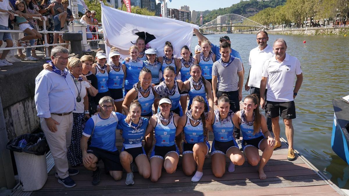 La tripulación de Zarautz celebra en Bilbao su título de campeón de la Liga ETE en Bilbao.