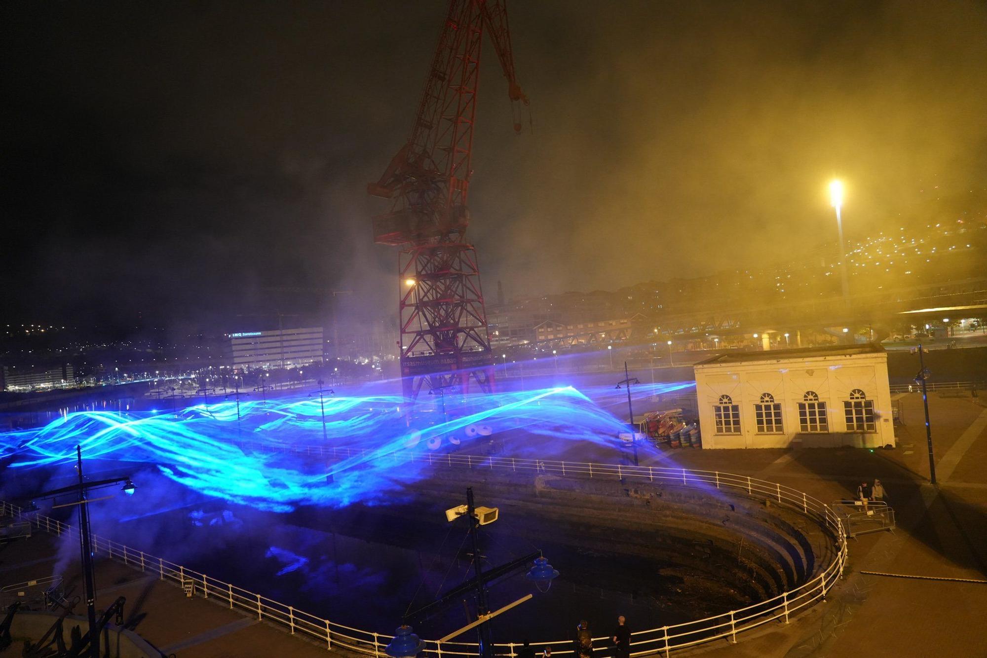 En imágenes: ‘Waterlicht’, un océano de luz azul sobre la ría de Bilbao
