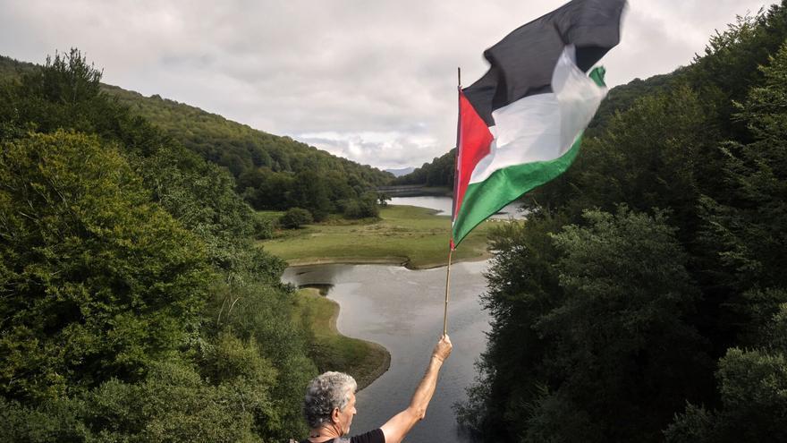 Más de 300 personas completan la séptima etapa de la marcha pro Palestina por Navarra: “El río se está desbordando”