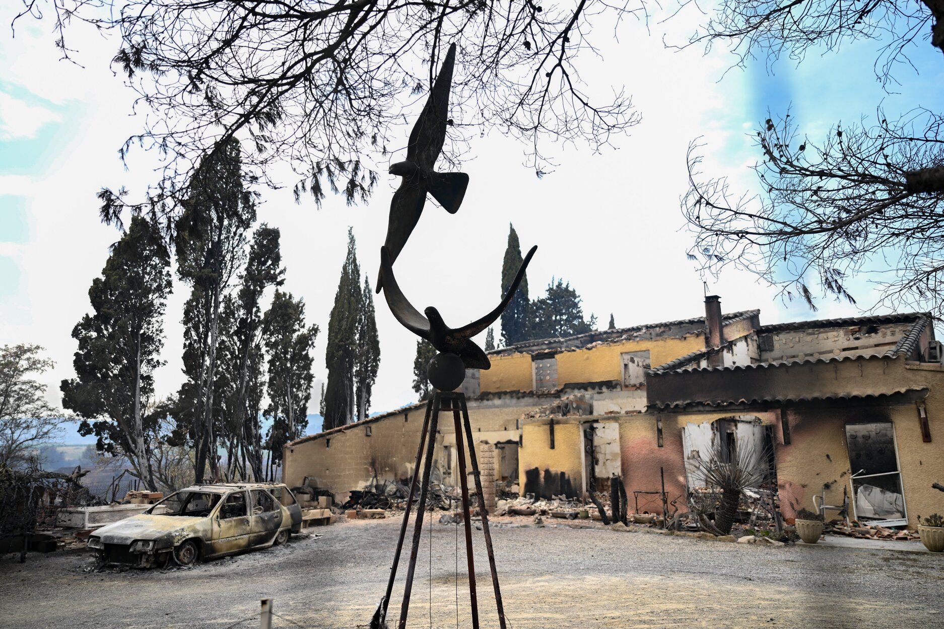 Francia lucha contra uno de los peores incendios en medio siglo