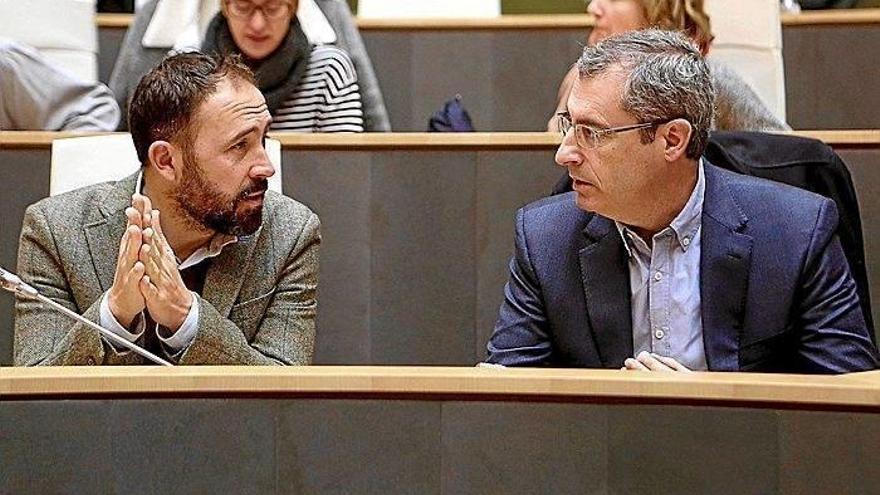 Markel Olano y Denis Itxaso conversan durante el Pleno de las Juntas Generales celebrado ayer en el que se aprobaron las cuentas.