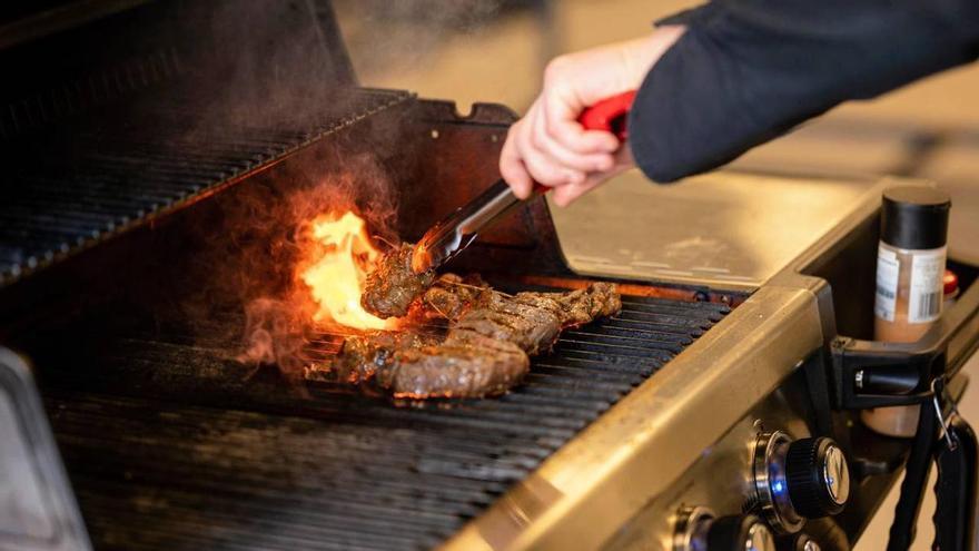 Adiós a frotar la parrilla cada vez que haces una barbacoa: Leroy Merlin tiene el mejor invento