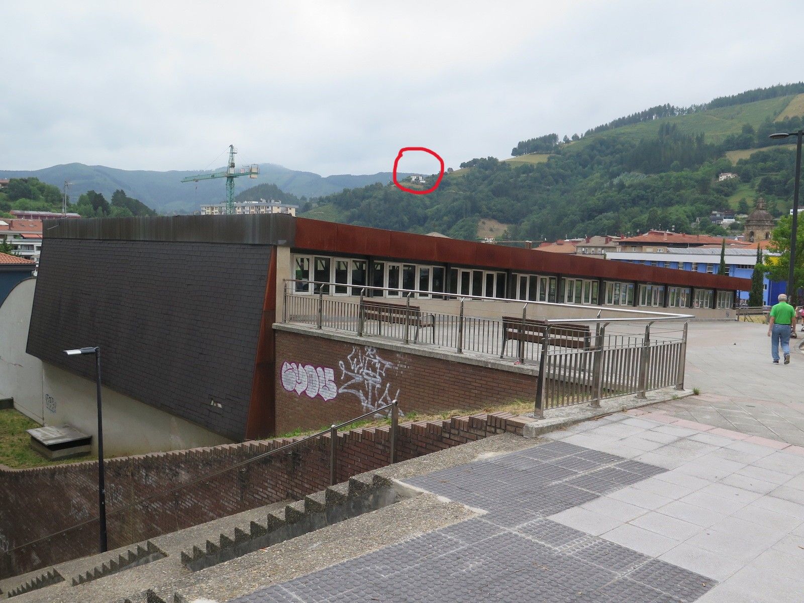El frontón de Zumarraga, con Aizpuru al fondo.