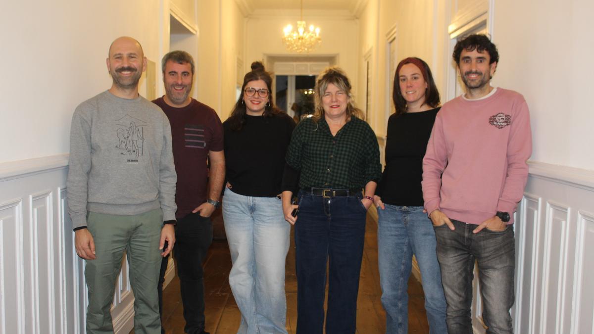 Miembros del equipo de Gobierno aretxabaletarra en la presentación de la propuesta presupuestaria para 2026.