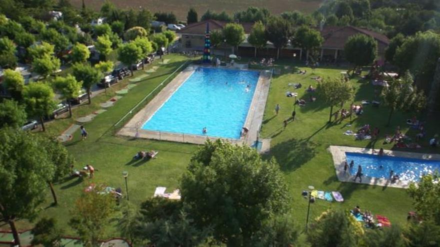 Piscina del camping Lizarra.