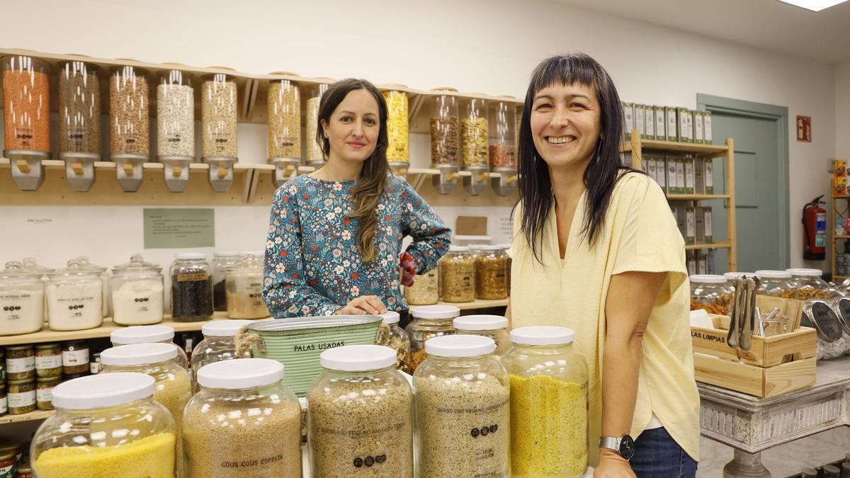 Sonia y Eva en el interior de Bizi Slow