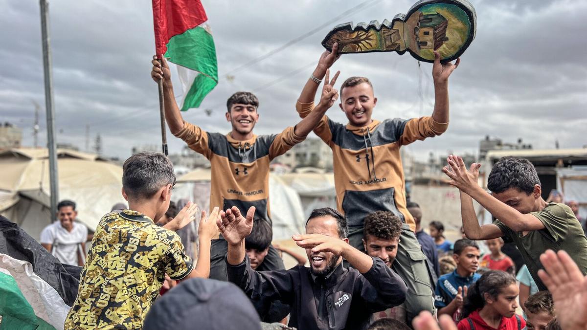 Jóvenes palestinos celebran los avances en el plan de paz en Gaza.