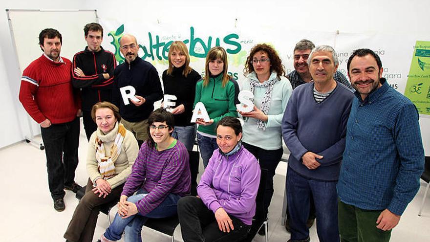 Junto a REAS participan en la iniciativa la Asociación de Vecinos, Adardunak, Gure Auzoa, Eskenojo, Afectados por la Hipoteca (PAH/HUT), Umetxea, Cáritas, Herri Ekimena, Elkarte, Eurolan y trabajadores de la biblioteca, el centro de salud, la unidad de ba