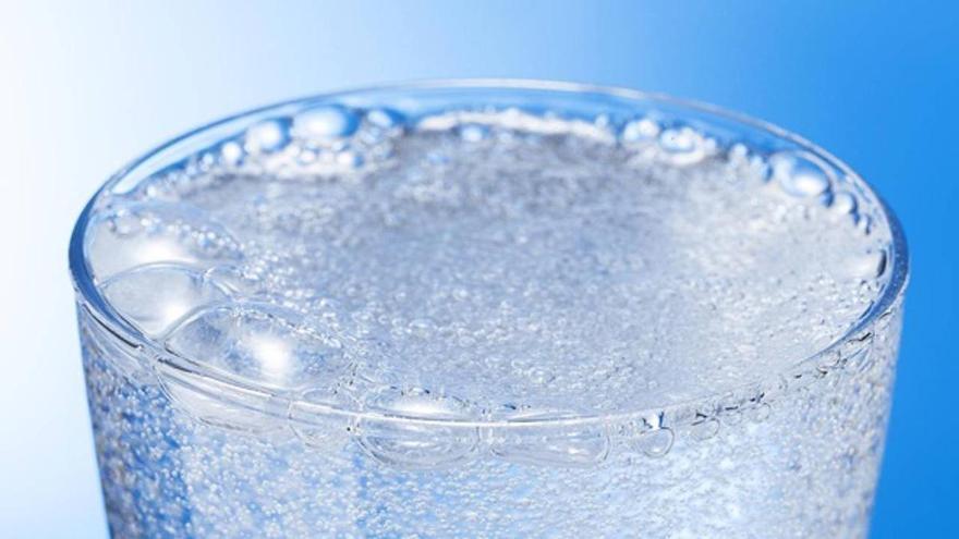 ¿Es verdad que el agua con gas sube la tensión y daña los huesos? Boticaria García aclara las dudas
