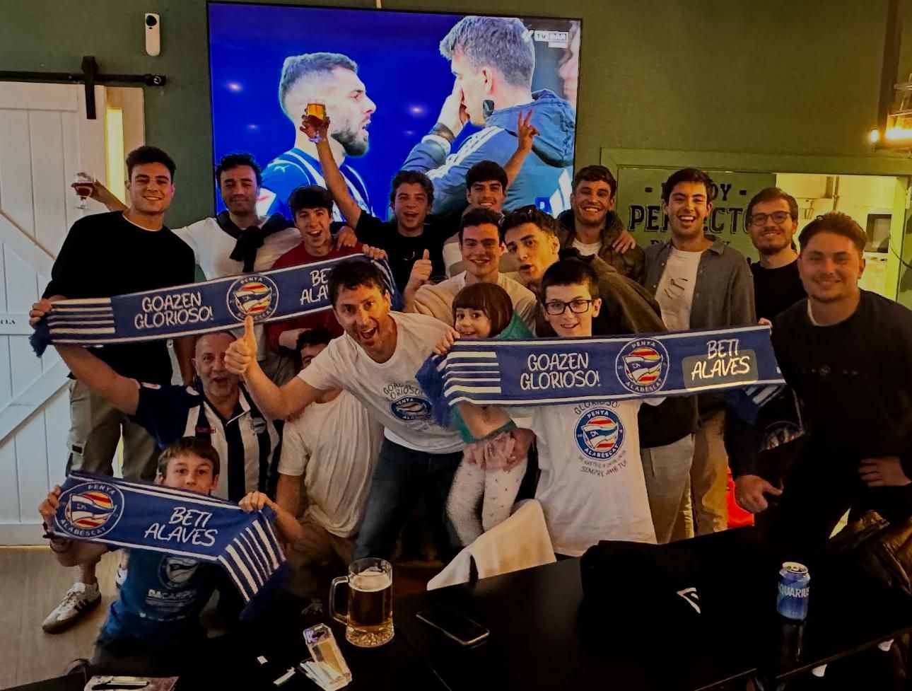 Penya Alabèscat, 10 años animando al Alavés en la distancia