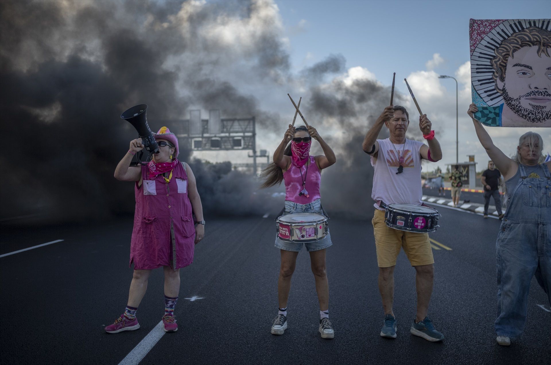 Manifestantes israelíes toman las carreteras para pedir un acuerdo en Gaza