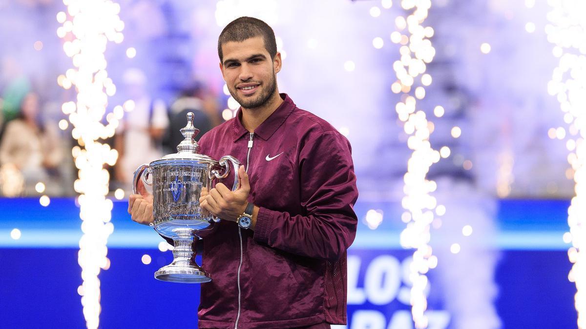 El tenista Carlos Alcaraz sostiene el trofeo del US Open 2025, su sexto &#039;Grand Slam&#039;, tras su victoria sobre Jannik Sinner en la final del torneo.