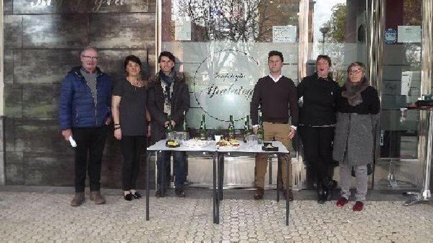 Organizadores y participantes del Sagardopote, ayer en la presentación.