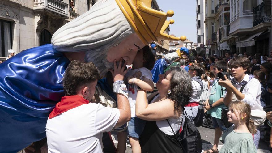 En imágenes: la comparsa de gigantes y cabezudos se despide de La Blanca 2025