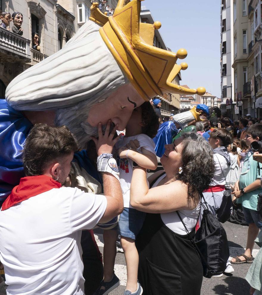 En imágenes: la comparsa de gigantes y cabezudos se despide de La Blanca 2025