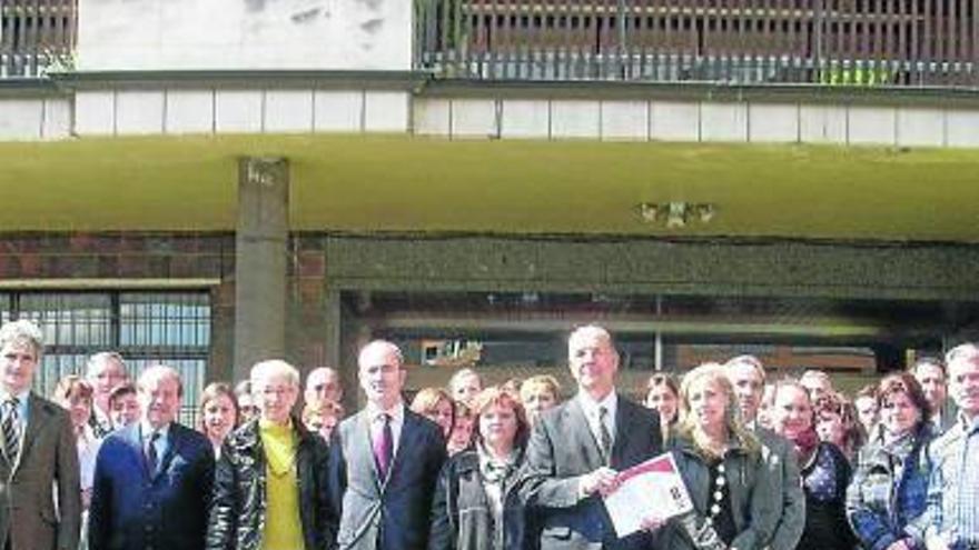 El presidente de la Fundación, rodeado de los asistentes.