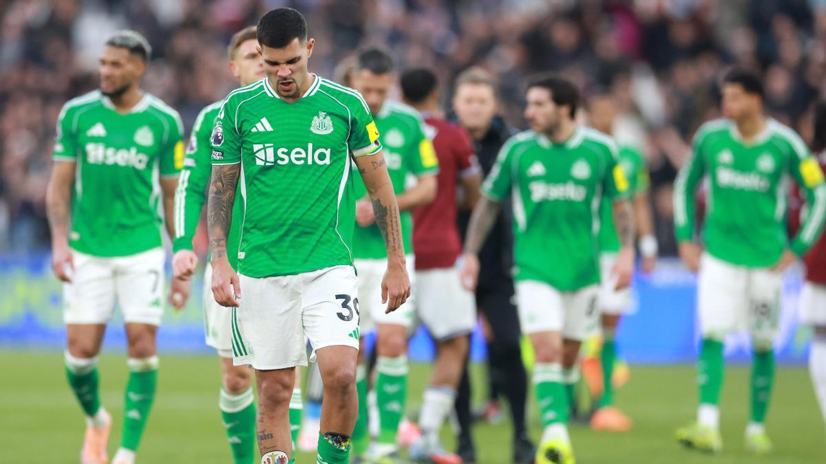 Los jugadores del Newcastle, cabizbajos tras la derrota contra el West Ham