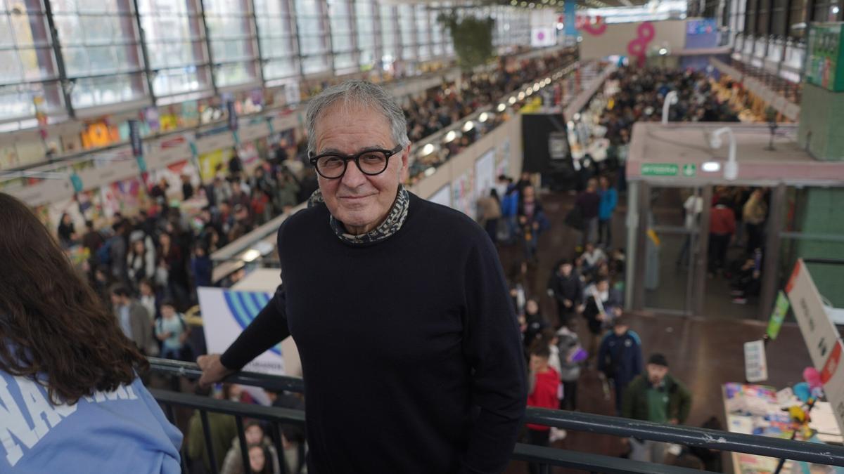 Ruper Ordorika posa ayer en la Azoka.