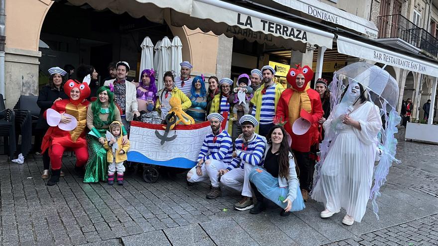 El carnaval Variopinto de Estella-Lizarra pasa de la lluvia y se viste de alegría