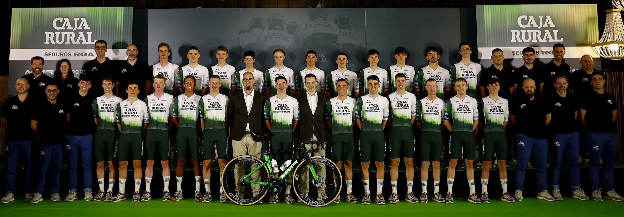 La plantilla del Caja Rural en la temporada 2025, con Bagüés trajeado en la zona central de la fila inferior.