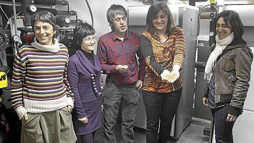 Anika Luján (izda), directora del centro, con algunos padres responsables del proyecto &#039;Amalur&#039;.