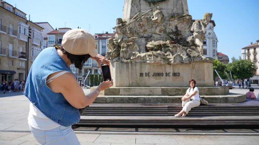 El Ayuntamiento analizará el estado del Monumento a la Batalla de Vitoria para abordar su restauración