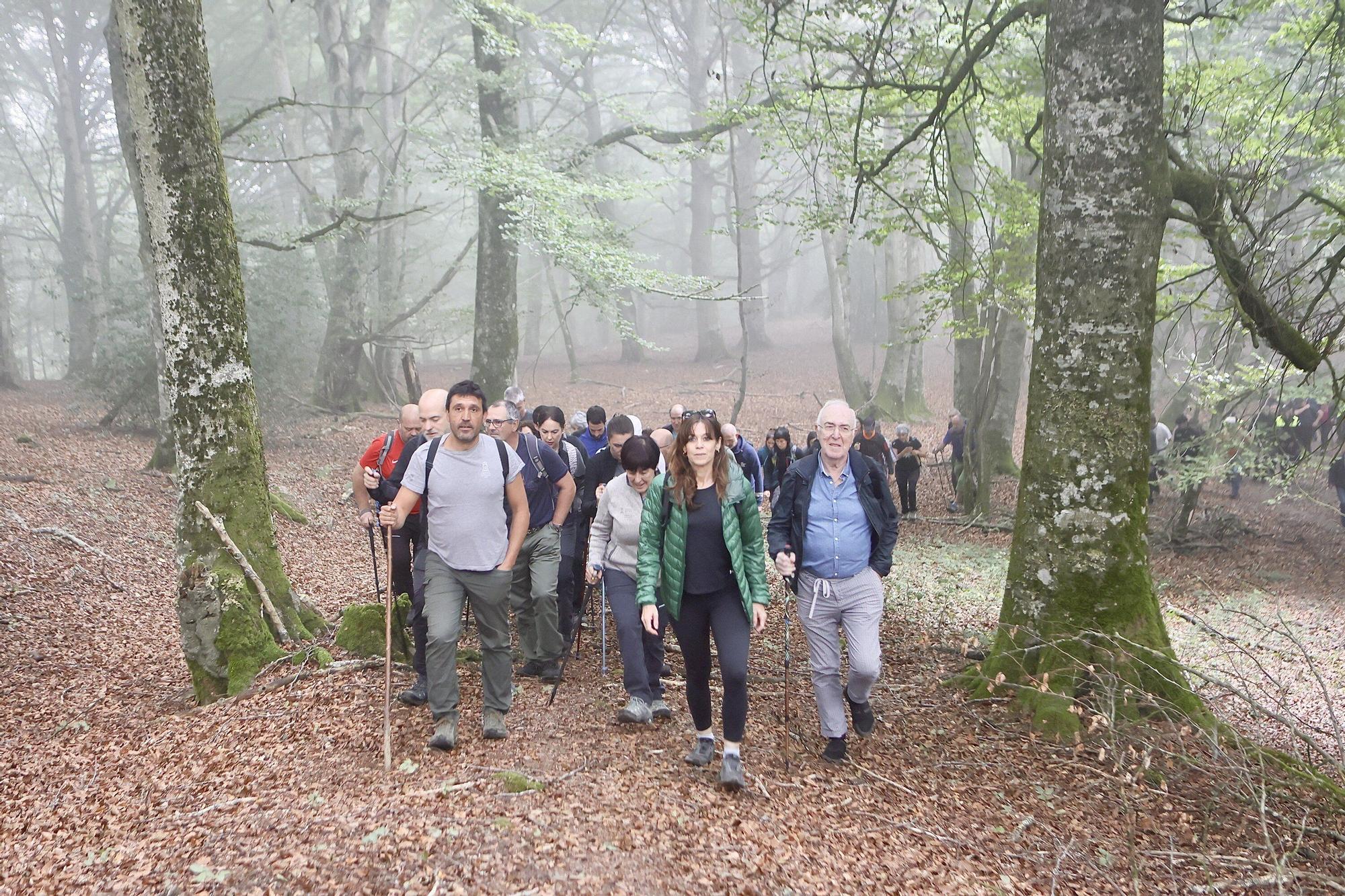 En imágenes: La corporación municipal recorre los mojones en el Día de Olarizu